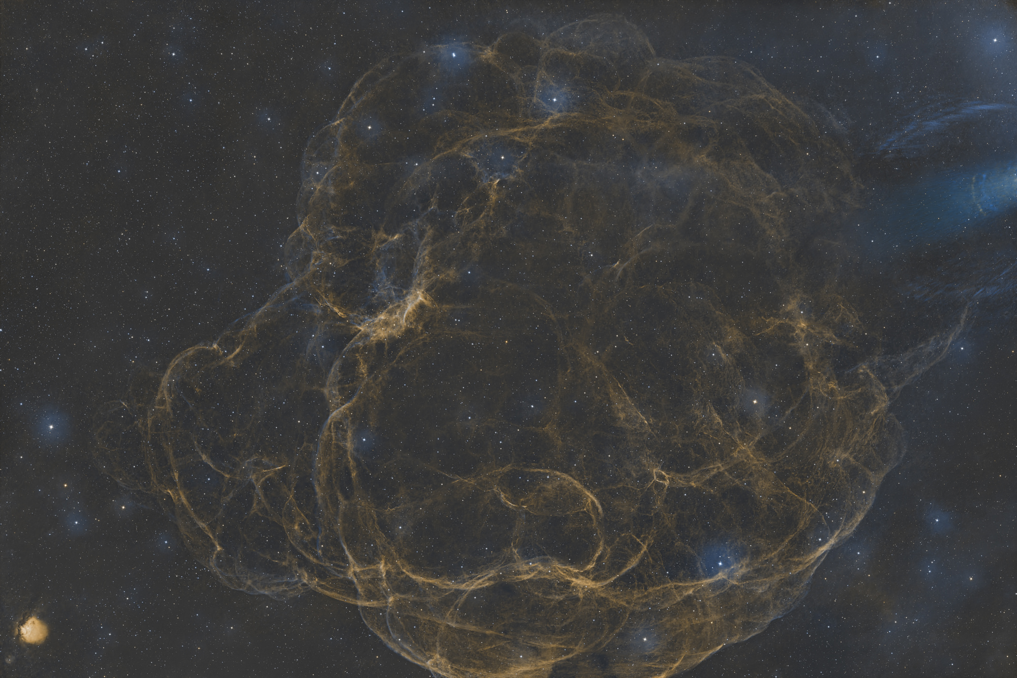 IC 443 (Sh2-248) oder Quallennebel ist ein galaktischer Supernova-Überrest im Sternbild Zwillinge nahe dem Stern Eta Geminorum.